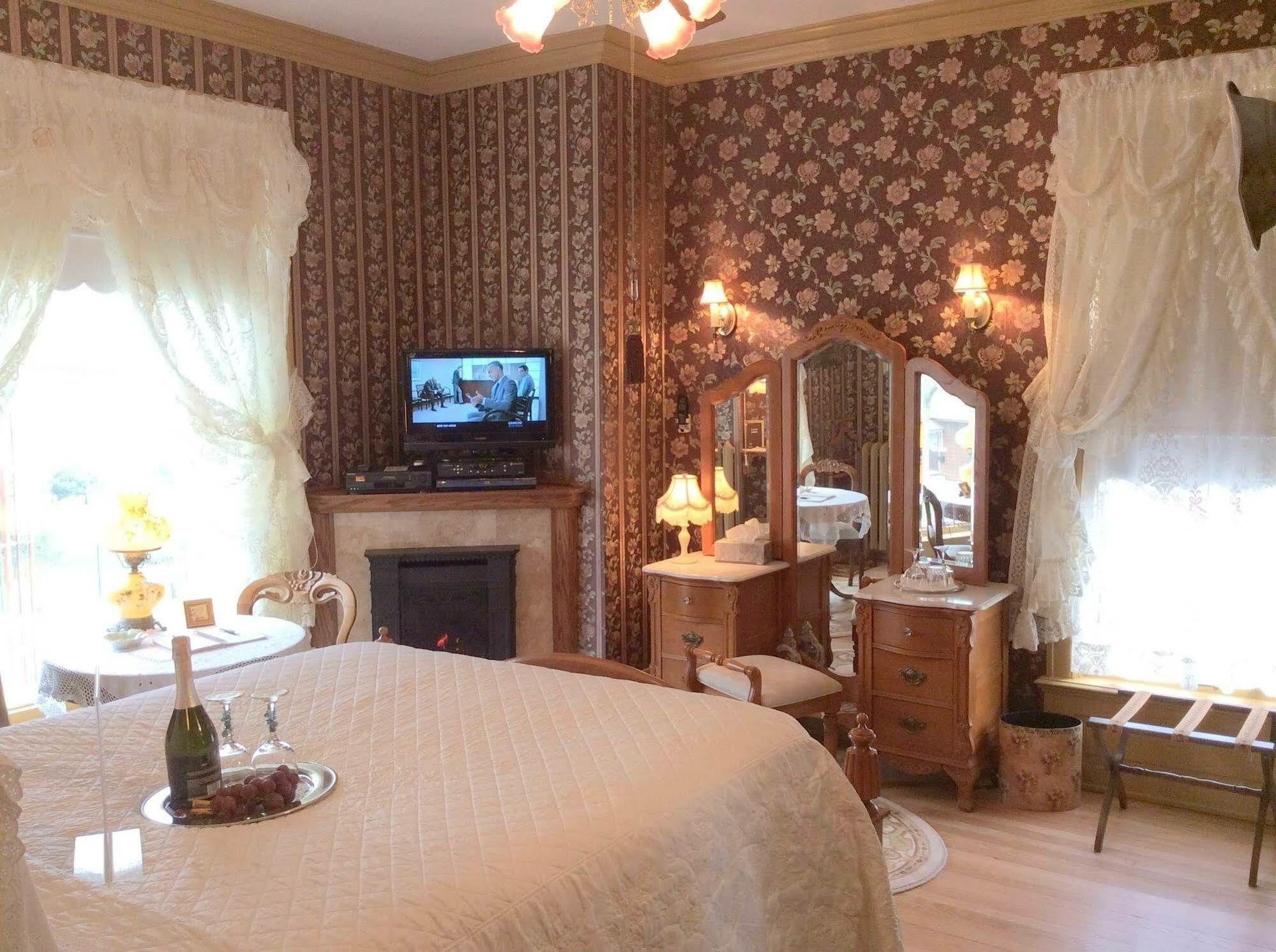 Port City Victorian Inn マスキーゴン エクステリア 写真